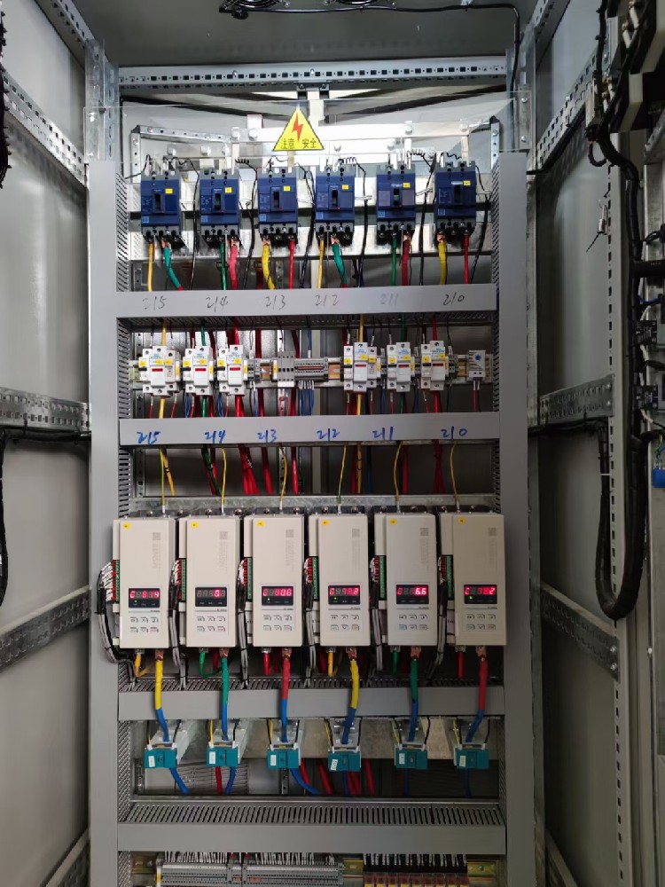 在电力调解器设计中，，，如那里置电源颤抖和电网脉动的影响？