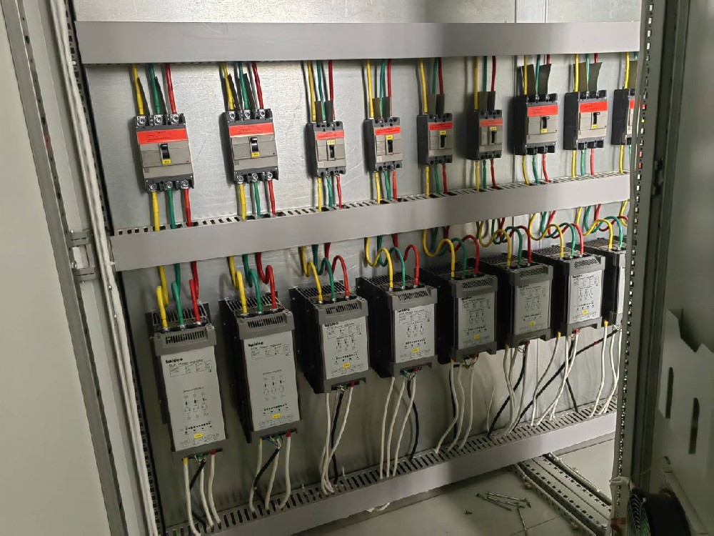 交流电力调解器和直流电力调解器的事情原理有哪些要害区别？