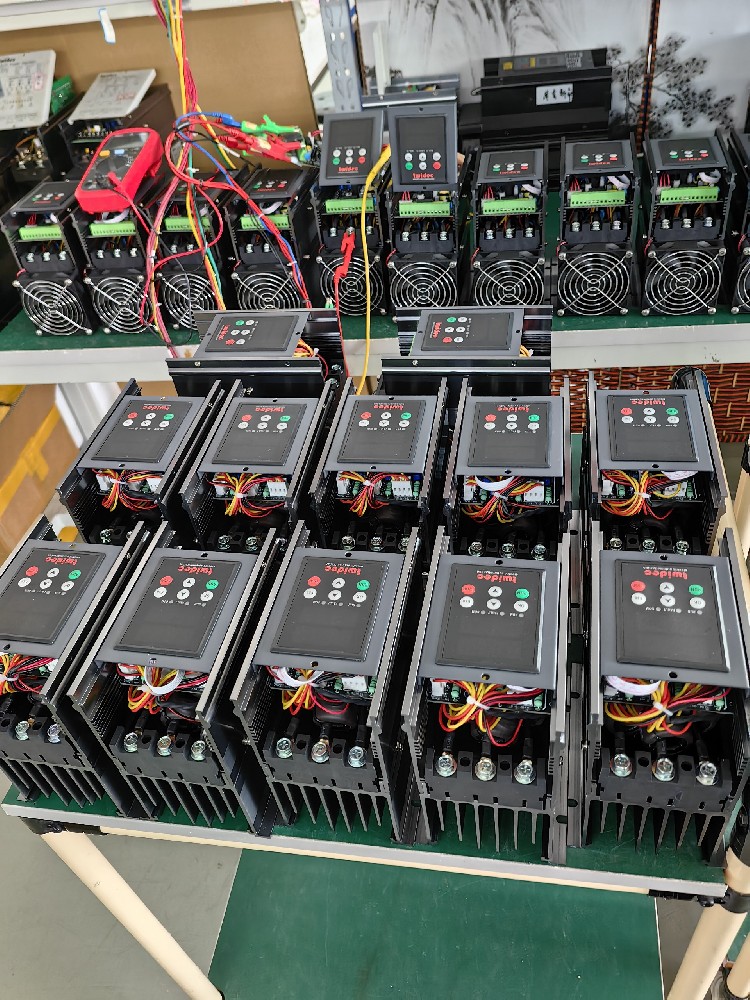 在工业加热应用中，电力调解器怎样包管加热温度的稳固性？