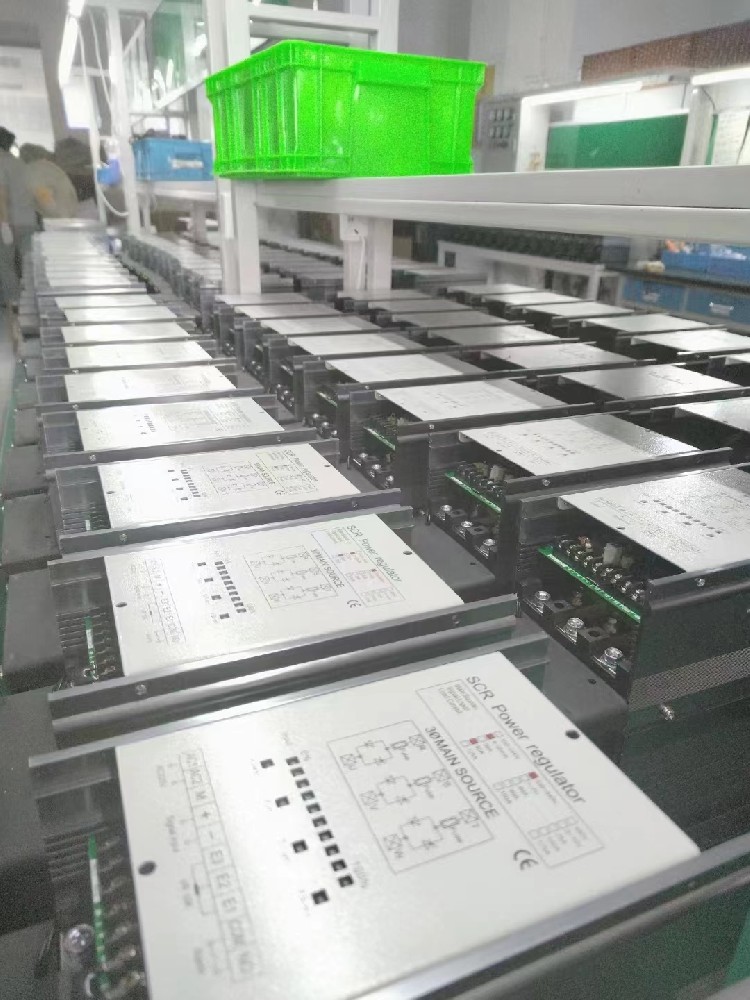 电力调解器的控制算法对其动态响应性能有多大的提升作用？