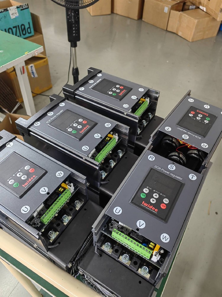 接入的电网电压波动凌驾电力调解器额定规模，，该接纳什么步伐；ぷ氨覆槐凰鸹？