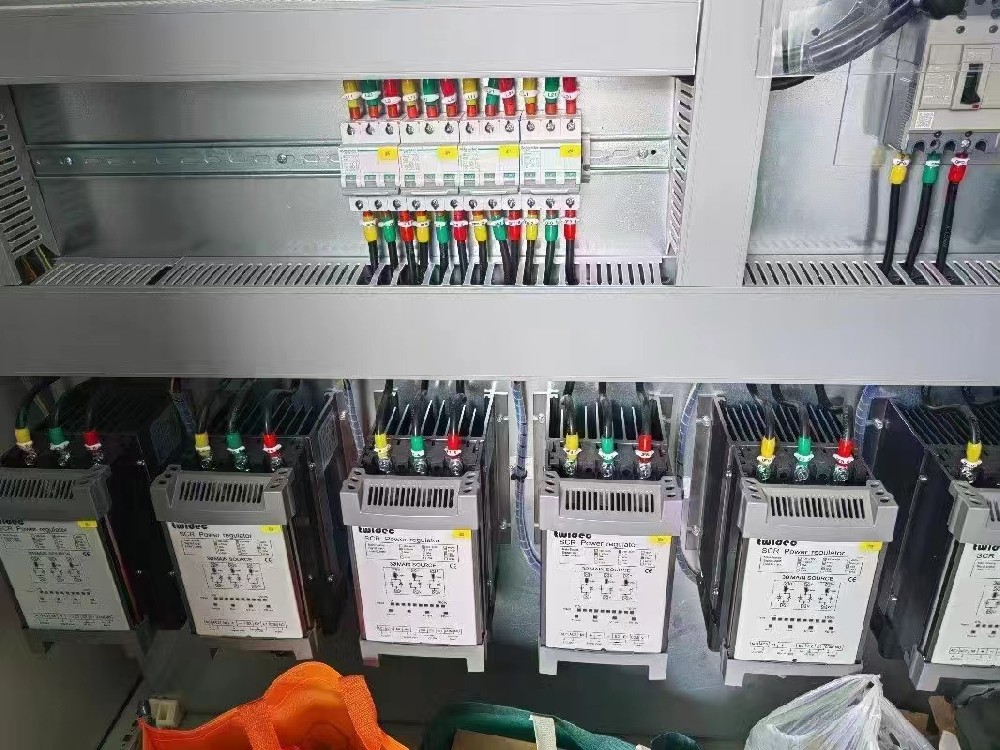 电力调解器的散热风扇损坏，，暂时没有合适的备件替换，，能否短时间内继续运行装备？？